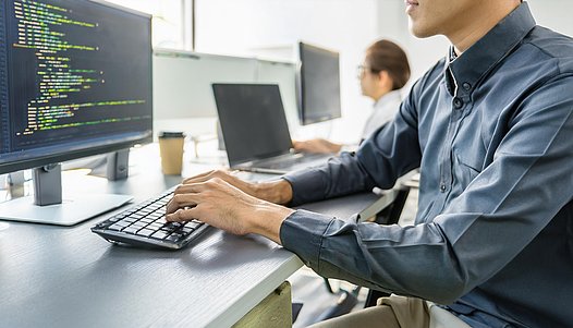 viele_Programmierer_arbeiten_angestrengt_im_Office_80497